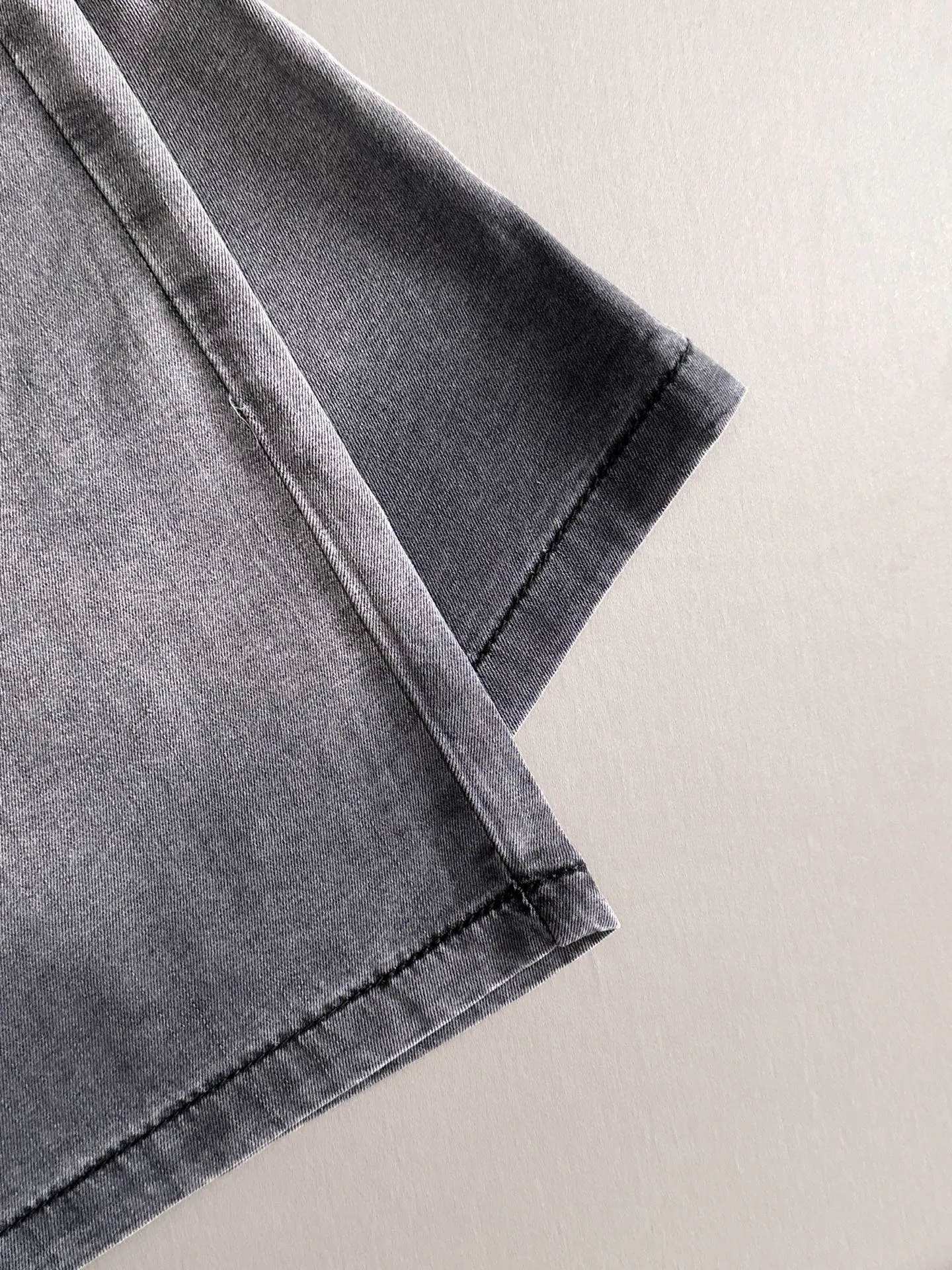 P300 Big Goose 2025 summer new jeans denim shorts are woven from imported Japanese Denim plain cotton denim fabrics. They have three standards. The top stone-washed process makes the texture reach the old taste of the 1980s. It is soft, delicate, comfortable and breathable. The color has a modern and fashionable vicissitudes. The upper body is versatile and fashionable! Light luxury is a must-have item for daily commuting! Size: M-4XL (please state your height and weight when placing an order)